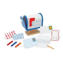 Conjunto de atividades Melissa & Doug My Own Wooden Mailbox e brinquedo educativo com cartas e cartões postais reutilizáveis, caixa de correio Pretend Play para crianças em idade pré-escolar e crianças de 4 anos ou mais Conjunto de atividades Melissa & Doug My Own Wooden Mailbox e brinquedo educativo com cartas e cartões postais reutilizáveis, caixa de correio Pretend Play para crianças em idade pré-escolar e crianças de 4 anos ou mais