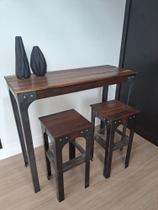 Conjunto de banquetas e mesa Conjunto de banquetas e mesa
