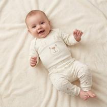 Conjunto de Body Hug Longo e Calça Canção de Ninar Bege Conjunto de Body Hug Longo e Calça Canção de Ninar Bege