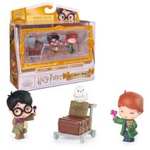 Conjunto de bonecos de ação Wizarding World Harry Potter Micro Magical Moments com brinquedos exclusivos de Harry, Ron, Hedwig e vitrine para crianças com mais de 6 anos