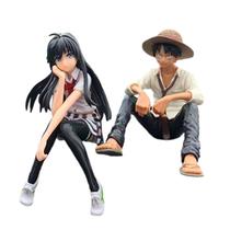Conjunto de bonecos One Piece Luffy e Yukino Yukinoshita em pose sentada Conjunto de bonecos One Piece Luffy e Yukino Yukinoshita em pose sentada