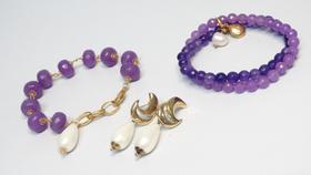 conjunto de brinco perola chel e pulseiras de pedras ametista lapidada banhada a ouro