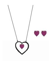 Conjunto de brincos e colar com coração fucsia banhado a ródio negro Conjunto de brincos e colar com coração fucsia banhado a ródio negro