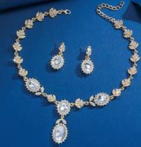 Conjunto de brincos e colar de zircônias geométricos da moda