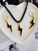 Conjunto de brincos e colar veneziana raio preto folheado a ouro Conjunto de brincos e colar veneziana raio preto folheado a ouro