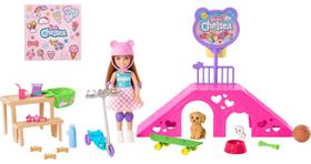 Conjunto de brinquedos Barbie Chelsea Doll & Skate Park com 2 cachorros e acessórios
