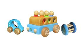Conjunto de brinquedos de madeira, Chocalho, Carrinho e ônibus com bonecos.