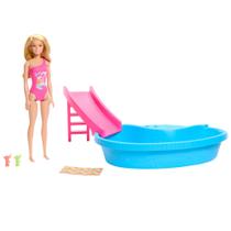 Conjunto de brinquedos para bonecas Barbie e piscina com escorregador, toalha e acesso para bebidas.