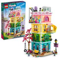 Conjunto de brinquedos para construção LEGO Friends Heartlake City Community Center 41748 com 6 minibonecas, um cachorro de estimação e muitos acessórios