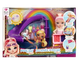 Conjunto de brinquedos Rainbow High Littles Pool Day com blush para bonecas pequenas