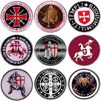 Conjunto de broches e escudo medieval da Cruz dos Cavaleiros Templários