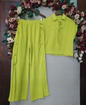 Conjunto de calça pantalona e crooped com detalhes Conjunto de calça pantalona e crooped com detalhes