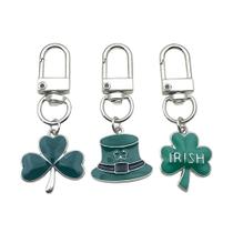 Conjunto de chaveiros Lucky Clover White K Style com pingente verde irlandês
