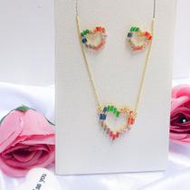 Conjunto de Colar e Brinco Coração Cravejado com Zircônias Baguete Banhado a ouro 18K Conjunto de Colar e Brinco Coração Cravejado com Zircônias Baguete Banhado a ouro 18K