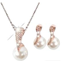 Conjunto de Colar e Brincos em Pérola Sintética e Cristais Banhado a Ouro Rosê