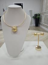 Conjunto de colar e par de brincos esferas. Conjunto de colar e par de brincos esferas.