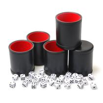 Conjunto de copos de dados RERIVER em couro PU com dados de 6 pontos, pacote com 5 unidades vermelho/preto Conjunto de copos de dados RERIVER em couro PU com dados de 6 pontos, pacote com 5 unidades vermelho/preto