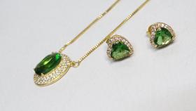 conjunto de corrente com pingente e brinco pequeno com cristal verde lima e zircônias conjunto de corrente com pingente e brinco pequeno com cristal verde lima e zircônias