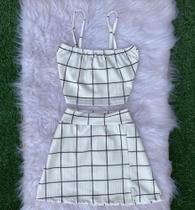 conjunto de cropped e saia tubinho e de alcinha na cor branca