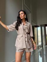 Conjunto de cropped, shorts e camisa em alfaiataria Josi Conjunto de cropped, shorts e camisa em alfaiataria Josi