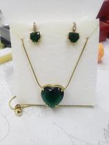 Conjunto de joias com pedra cristal esmeralda coraçao