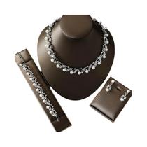 Conjunto De Joias Femininas Com Pérolas E Strass 4 Peças: Colar, Brincos E Pulseiras - Acessórios Conjunto De Joias Femininas Com Pérolas E Strass 4 Peças: Colar, Brincos E Pulseiras - Acessórios