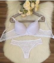 Conjunto de lingerie branca em renda.