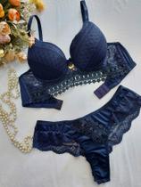 Conjunto de lingerie clássico e romântico com detalhe em guipure, com calcinha rendada nas costas.