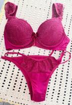 Conjunto de lingerie confortavel na cor rosa com tiras na lateral da cancinha