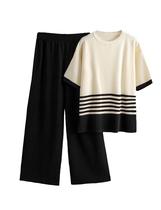 Conjunto de lounge de 2 peças para mulheres bronzeadas, listrado, tricotado, solto Conjunto de lounge de 2 peças para mulheres bronzeadas, listrado, tricotado, solto