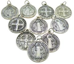 Conjunto de medalhas CB St Benedict, pingente de metal de 2,2 cm com anel de salto Conjunto de medalhas CB St Benedict, pingente de metal de 2,2 cm com anel de salto