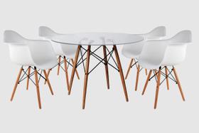 Conjunto De Mesa 4 Poltronas Brancas Eames 90 Cm Base Madeira Tampo de Vidro
