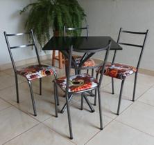 conjunto de mesa com 4 cadeira de madeira , estampa vermelha