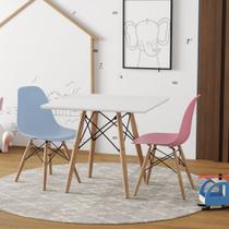 Conjunto de Mesa Eames Eiffel Madeira Infantil 68cm Quadrado Branco 1 Cadeira Azul 1 Cadeira Rosa - CASA PRIME