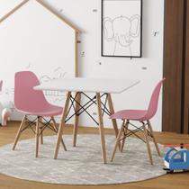 Conjunto de Mesa Eames Eiffel Madeira Infantil 68cm Quadrado Branco 2 Cadeiras Rosa