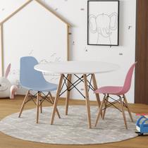 Conjunto de Mesa Eames Eiffel Madeira Infantil 68cm Redondo Branco 1 Cadeira Azul 1 Cadeira Rosa