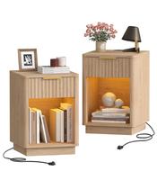 Conjunto de mesinhas de cabeceira Akxomel Fluted com estação de carregamento 2 Natural Oak Conjunto de mesinhas de cabeceira Akxomel Fluted com estação de carregamento 2 Natural Oak