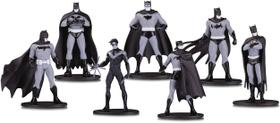 Conjunto de minibonecos DC Collectibles Batman em preto e branco, pacote com 7 Conjunto de minibonecos DC Collectibles Batman em preto e branco, pacote com 7