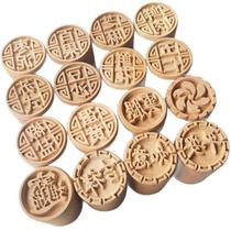 Conjunto de moldes de bolo lunar de madeira de 16 peças para doces tradicionais. Conjunto de moldes de bolo lunar de madeira de 16 peças para doces tradicionais.