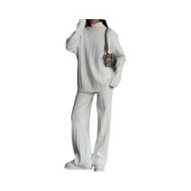 Conjunto De Moletom Feminino Branco De Tricô: Suéter Gola Alta E Calça Jogger Reta - 2 Peças Conjunto De Moletom Feminino Branco De Tricô: Suéter Gola Alta E Calça Jogger Reta - 2 Peças