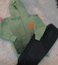 Conjunto de Moleton infantil tamanho P ,na cor verde .