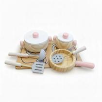 Conjunto de Panelas, da NewArt - Brinquedo de Madeira cor Rosa com utensílios e cooktop, da Coleção Comidinhas - Cód. 403 Conjunto de Panelas, da NewArt - Brinquedo de Madeira cor Rosa com utensílios e cooktop, da Coleção Comidinhas - Cód. 403