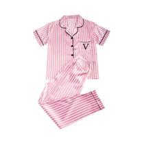 Conjunto De Pijama De Cetim Com Estampa Listrada, Camisa De Manga Curta Com Bolso E Calças Longas Conjunto De Pijama De Cetim Com Estampa Listrada, Camisa De Manga Curta Com Bolso E Calças Longas