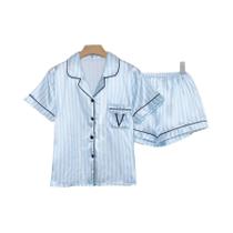 Conjunto De Pijama Listrado Bordado Com Letras, Manga Curta, Shorts, Casual, Em Cetim, Com Detalhe Conjunto De Pijama Listrado Bordado Com Letras, Manga Curta, Shorts, Casual, Em Cetim, Com Detalhe