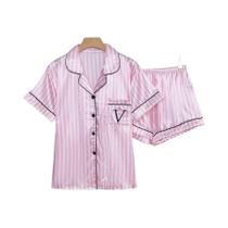 Conjunto De Pijama Listrado Com Letras Bordadas, Manga Curta, Shorts, Casual, De Cetim, Com Gola Conjunto De Pijama Listrado Com Letras Bordadas, Manga Curta, Shorts, Casual, De Cetim, Com Gola