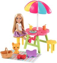 Conjunto de Piquenique Barbie Chelsea, Boneca Chelsea, Mesa, Guarda-Chuva, Cesto e Acessórios (3-7 anos)