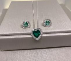 Conjunto de prata colar com brinco, com pedra verde com formato de coração