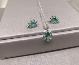 Conjunto de prata colar com brinco, com pedra verde com formato oval com estrelas nas bordas