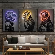 conjunto de quadros decorativos 3 peças homem com capacete"