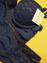 Conjunto de Renda com Bojo na Parte de Cima e Calcinha Cós Baixo - Cor Preto Conjunto de Renda com Bojo na Parte de Cima e Calcinha Cós Baixo - Cor Preto